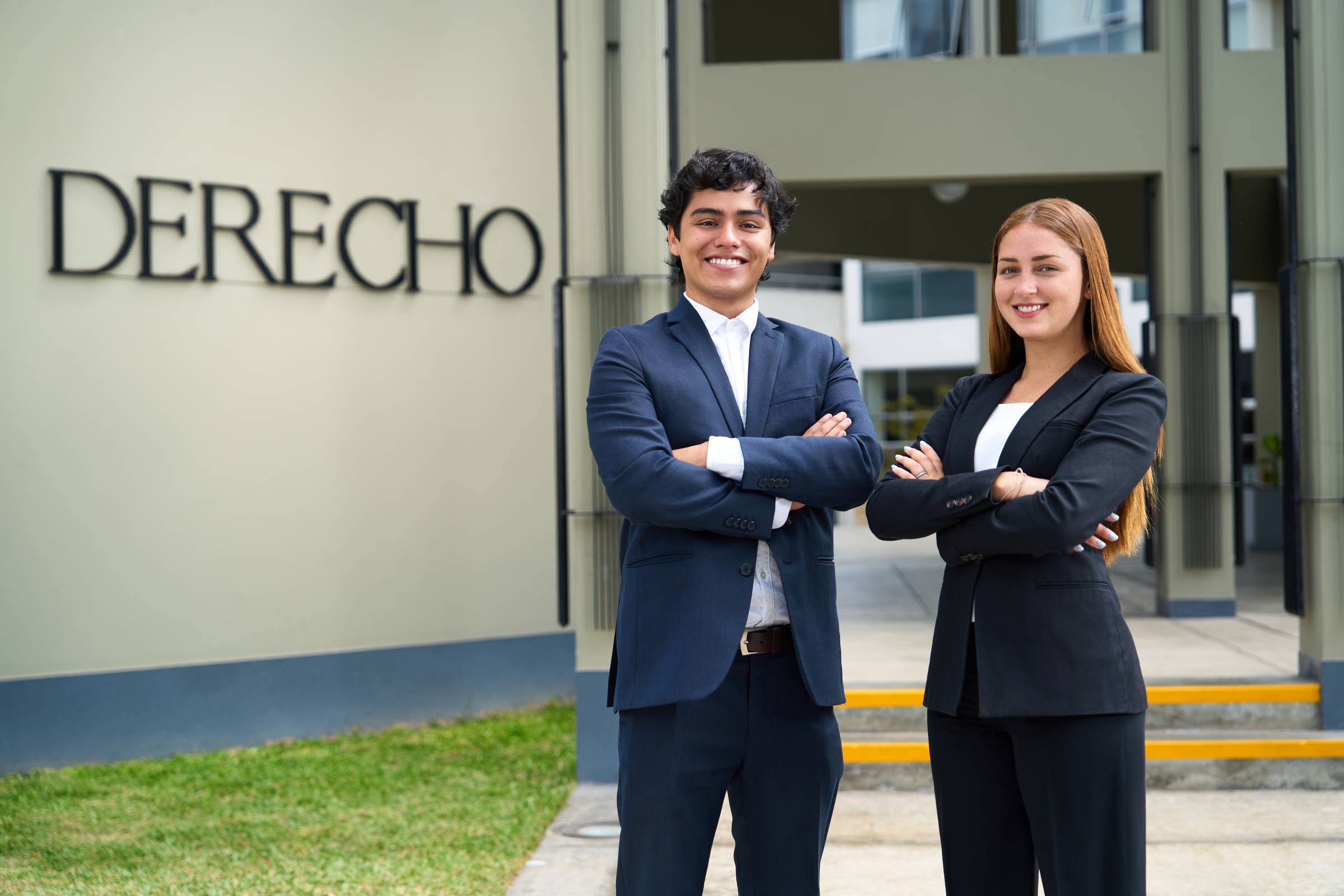estudiantes-posando-facultad-derecho-brazos-cruzados